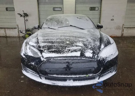2015 Tesla Model S z USA, uszkodzony, nr VIN 5YJSA1E16FF119016